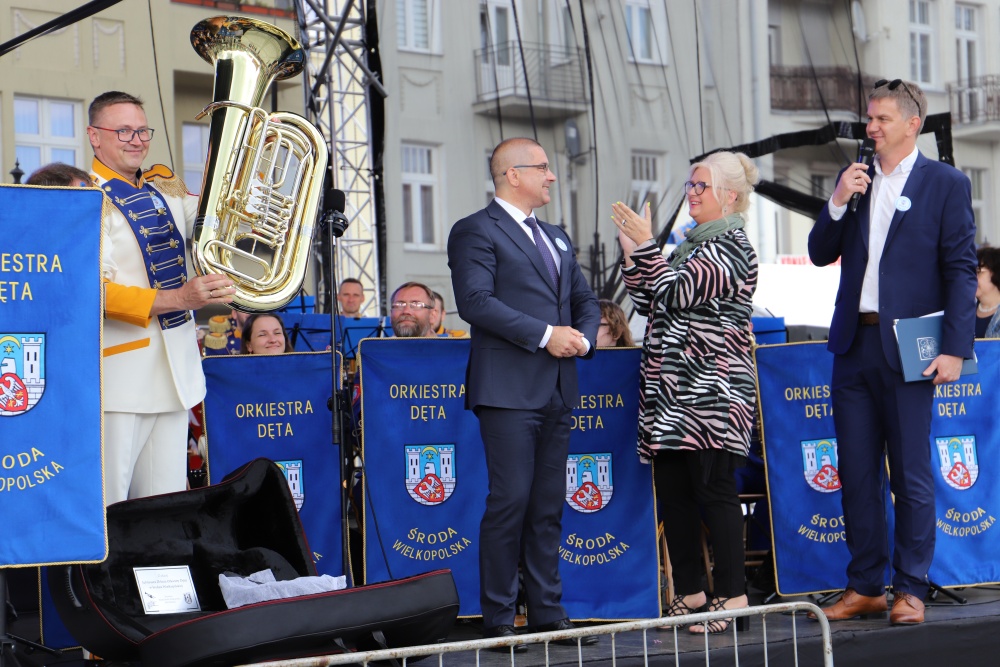 od lewej kapelmistrz który otrzymał tube od Dyrektor OK i Burmistrza, od prawej prowadzący festiwal Piotr Pajchrowski