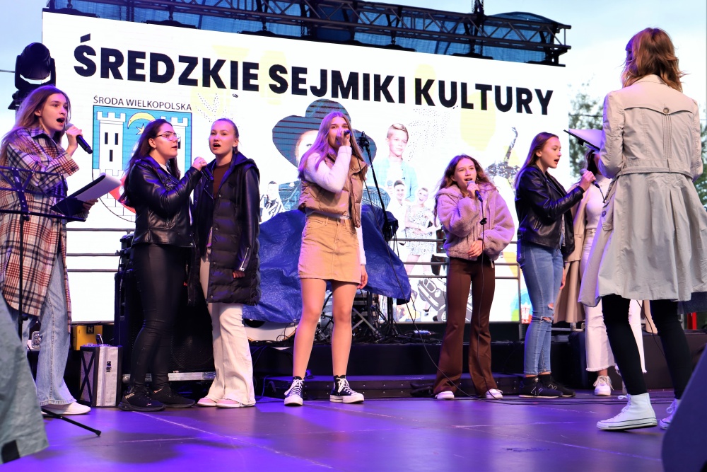 Studio Piosenki gama śpiewa na scenie na Łazienkach podczas Średzkich Sejmików Kultury 