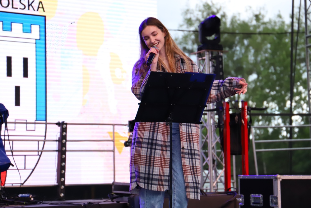 dziewczyna ze Studia Piosenki Gama śpiewa na scenie na Łazienkach