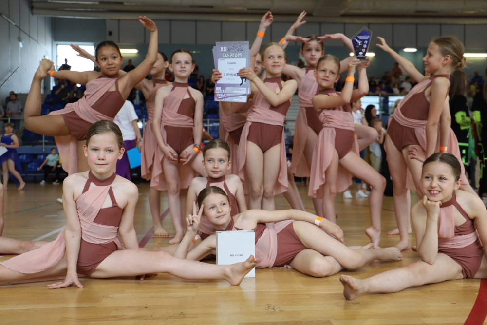 XII Ogólnopolski Turniej Tańca Nowoczesnego Taneczna Środa 2022, grupa pozuje do zdjęcia ze swoim dyplomem