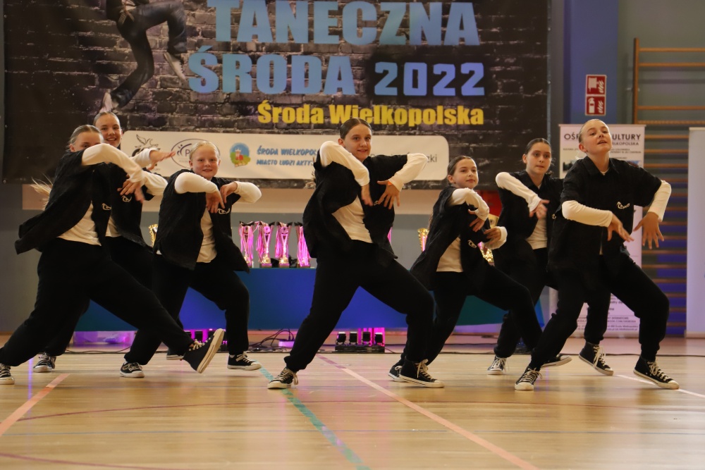 XII Ogólnopolski Turniej Tańca Nowoczesnego Taneczna Środa 2022, grupa osób tańczy w hali w szkole Podstawowej nr 3