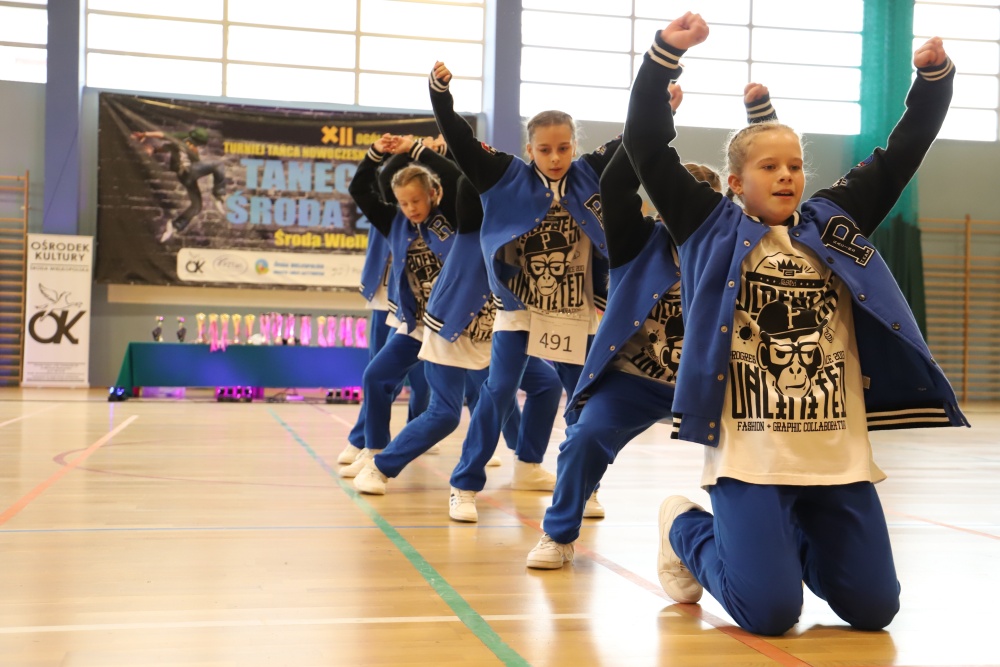 XII Ogólnopolski Turniej Tańca Nowoczesnego Taneczna Środa 2022, grupa osób tańczy w hali w szkole Podstawowej nr 3
